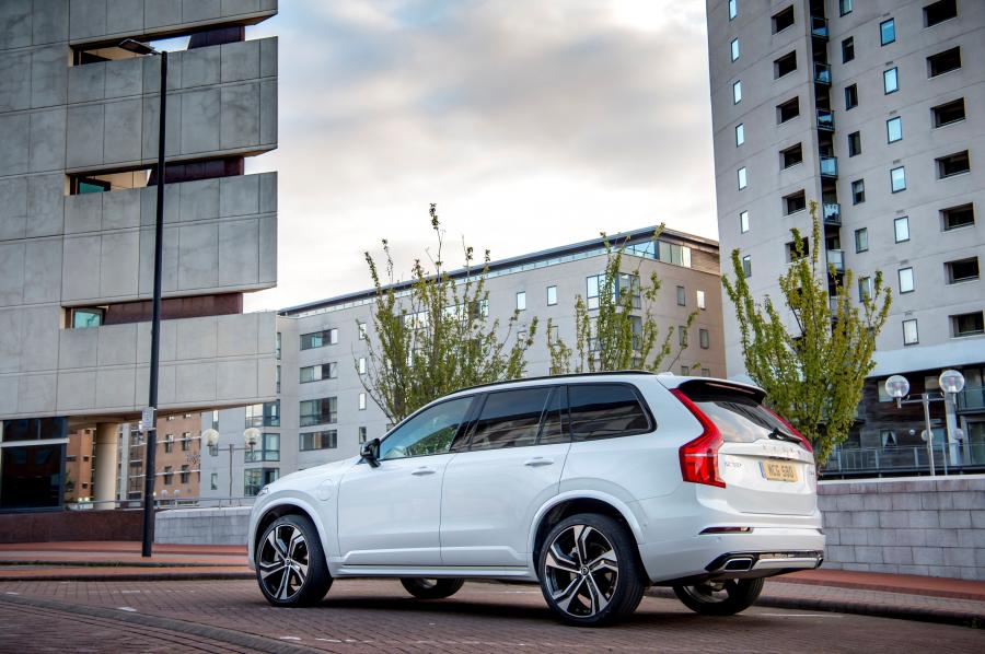  Volvo XC90 T8 Twin Engine R-Design 2019 года  (UK) (фото 38 из 40)